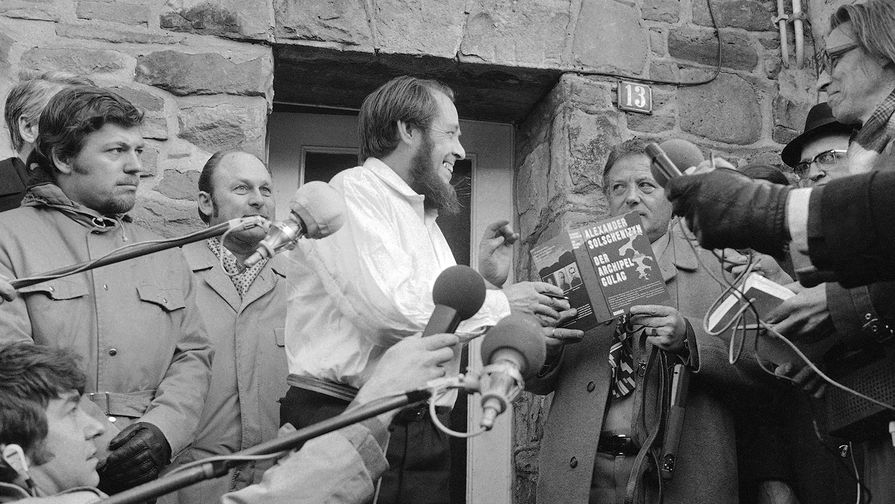 Александр Солженицын с копией «Архипелага ГУЛАГ» в немецком Лангенбройхе, 14 февраля 1974 года