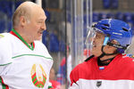 Президент Белоруссии Александр Лукашенко и владелец Volga Group Геннадий Тимченко в перерыве тренировочной игры в хоккей в Сочи, 15 февраля 2019 года