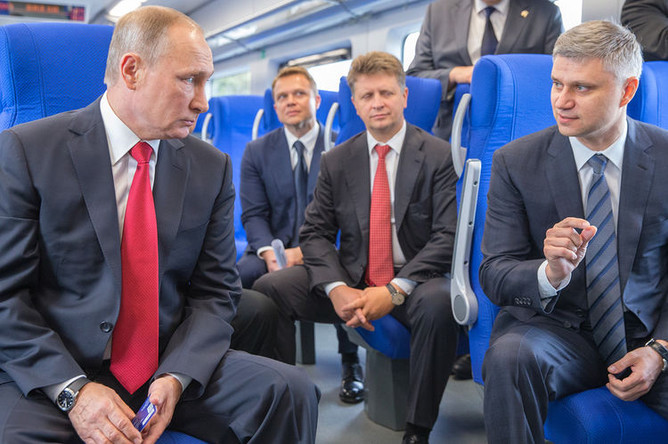 Церемония запуска пассажирского движения на Московском центральном кольце состоялась на станции Лужники при участии Президента РФ Владимира Путина, Мэра Москвы Сергея Собянина, президента ОАО «РЖД» Олега Белозёрова.
28 электропоездов «Ласточка» одновременно отправились с 14 остановочных пунктов.
Протяженность МЦК составляет 54 км, на кольце расположен 31 остановочный пункт. На базе остановочных пунктов созданы транспортно-пересадочные узлы, позволяющие совершить пересадку на станции Московского метрополитена, наземный общественный транспорт и радиальные направления железной дороги, 10 сентября 2016 года