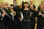 Нина Хаген во время выступления с оркестром в Берлине, 2004 год