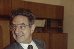 Джордж Сорос со своей книгой «Советская система: к открытому обществу» в Москве, 1991 год