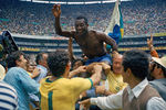Футболист Пеле на плечах у своих товарищей по команде после финального матча чемпионата мира по футболу, где Бразилия обыграла сборную Италии со счетом 4:1 на стадионе Ацтека в Мехико, 21 июня 1970 года 