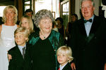 Энне Бурда со своими правнуками, 1999 год