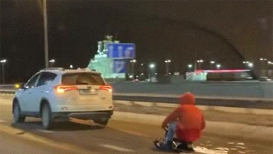 В Воронеже мужчина проехался на привязанном к автомобилю снегокате со скоростью 90 км/ч
