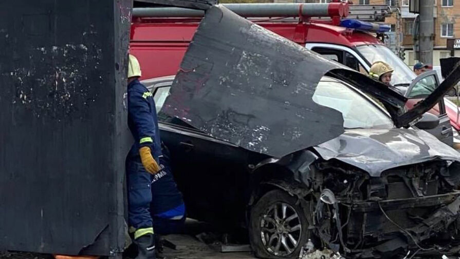 Автомобиль протаранил остановку в Перми, один человек погиб
