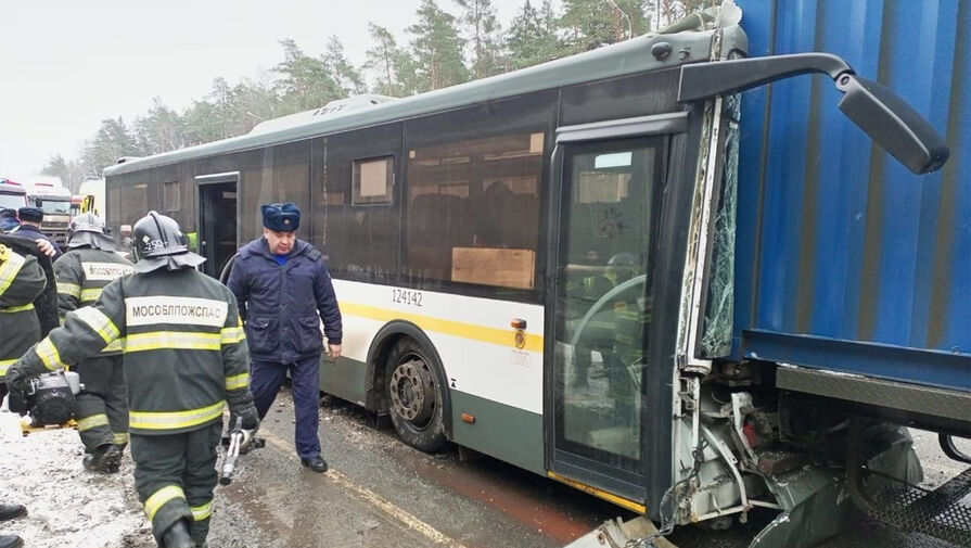 У одной из пассажирок автобуса, врезавшегося в фуру в Орехово-Зуеве, сломаны три ребра