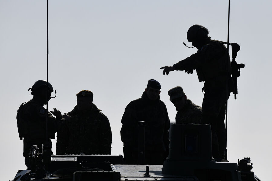 Французские военнослужащие во время совместных французско-американских учений с участием ракетных установок HIMARS и MLRP и на полигоне в Капу-Мидии, на берегу Черного моря, Румыния, 2023 год