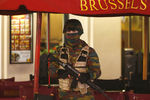 Солдат бельгийской армии на площади в центре Брюсселя