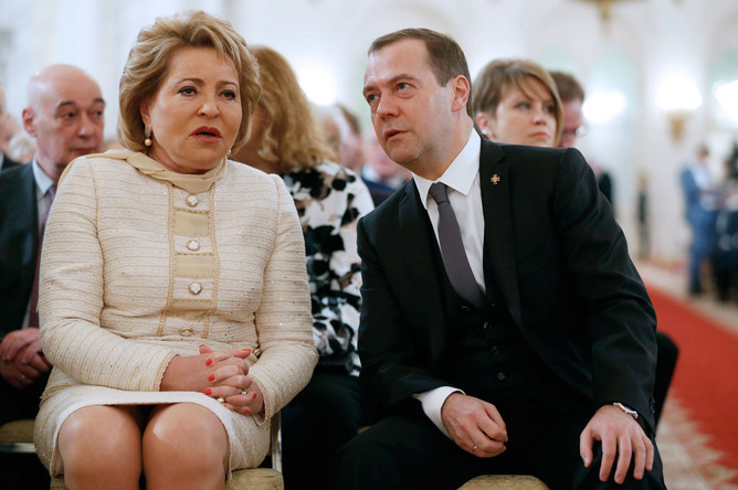 Спикер Совета Федерации РФ Валентина Матвиенко и премьер-министр РФ Дмитрий Медведев (слева направо) на церемонии вручения государственных премий РФ в области науки и технологий, литературы, искусства и гуманитарной деятельности за 2015 год в Кремле