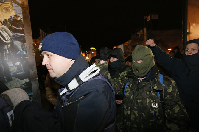 Националисты и их сторонники во время митинга в годовщину «майдана» в Киеве, 21 ноября 2017 года