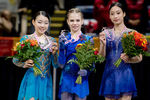 Рика Кихира, Александра Трусова и Янг Ю во время церемонии награждения