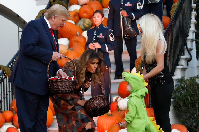 Президент США Дональд Трамп и первая леди Меланья Трамп во время празднования Хеллоуина в&nbsp;Белом доме, 28 октября 2019 года