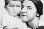 Жена Сталина Надежда Аллилуева с сыном Василием, 1922 год