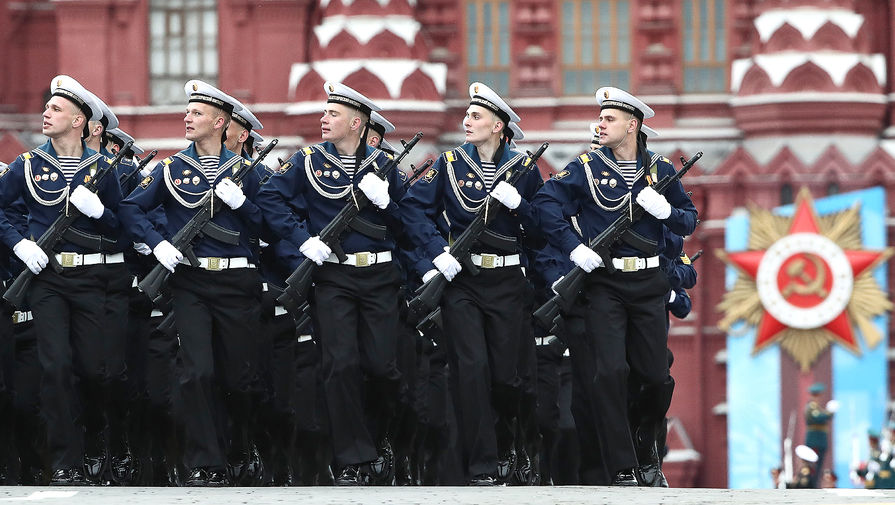  Военнослужещи от парадни екипажи по време на парада, отдаден на 76-годишнината от успеха във Великата отечествена война, на Червения площад, 9 май 2021 година 