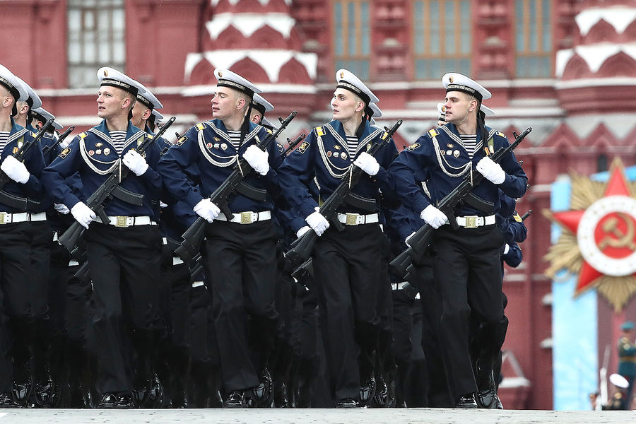 Военнослужащие парадных расчетов во время парада, посвященного 76-й годовщине Победы в&nbsp;Великой Отечественной войне, на&nbsp;Красной площади, 9 мая 2021 года
