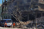 Спасательные службы работают среди завалов разрушенного взрывом отеля Saratoga в Гаване, Куба, 6 мая 2022 года