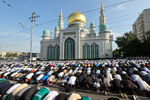Верующие во время торжественного намаза в день праздника жертвоприношения Курбан-байрам у Московской Соборной мечети, 9 июля 2022 года