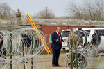 Кандидат в президенты от республиканской партии, бывший президент США Дональд Трамп встречается с избирателями на американо-мексиканской границе, 29 февраля 2024 года