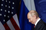 Президент РФ Владимир Путин покидает зал после пресс-конференции с президентом США Дональдом Трампом на военной базе Эльмендорф, Аляска, 16 августа 2025 года