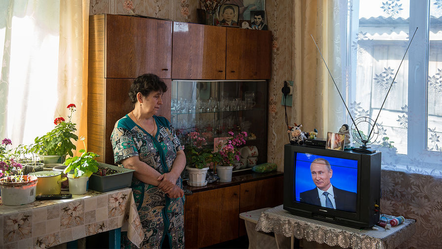 Жительница поселка Большие Уки в Омской области во время трансляции «Прямой линии с Владимиром Путиным», апрель 2016 года
