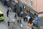 Полиция на месте проишествия в центре Стокгольма, 7 апреля 2017 года