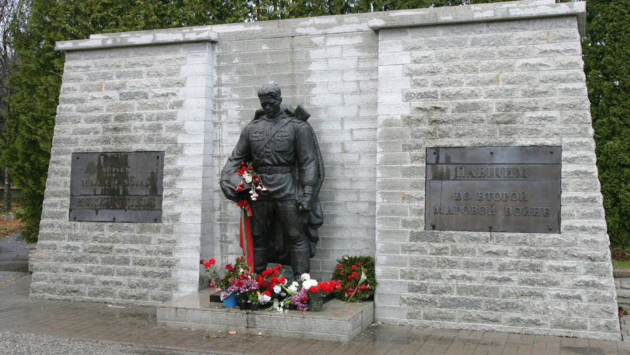 Памятник советскому Воину-освободителю «Бронзовый солдат» на таллинском Военном кладбище. Памятник был перенесен сюда из центра Таллина с холма Тынисмяги