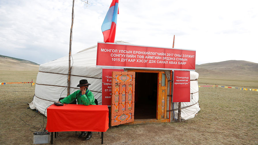 У избирательного участка в Монголии