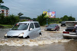 Автомобили на затопленной улице Уссурийска