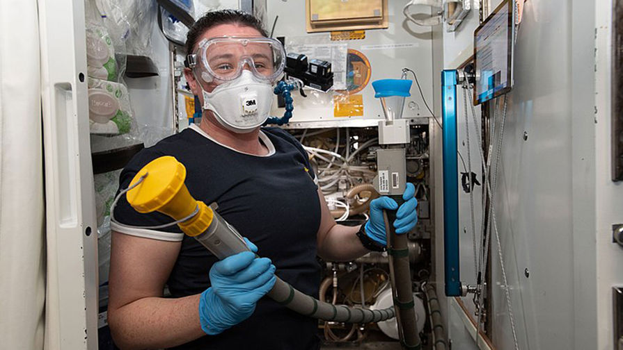 Экипаж МКС вынужден хранить мочу в мешках из-за поломки на станции