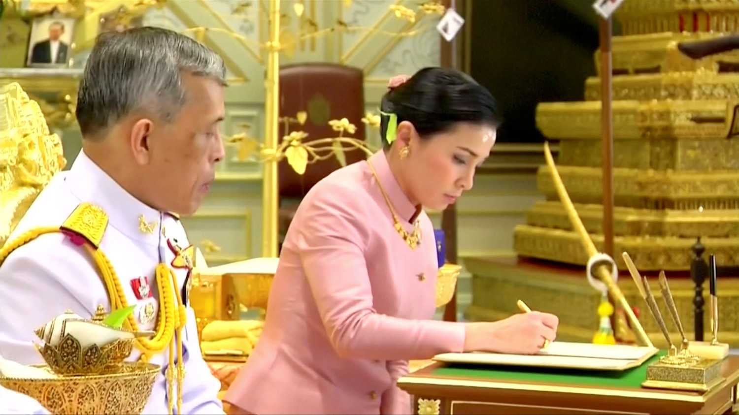 король тайланда с женой