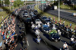 Похоронный кортеж с телом Диего Марадоны движется в сторону кладбища в Буэнос-Айресе