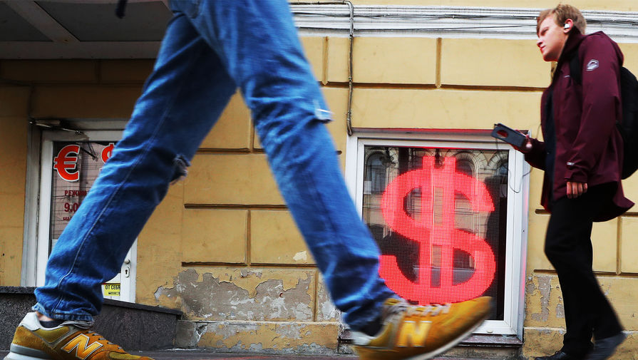 Золотая осень: россиянам рекомендуют запастись долларами