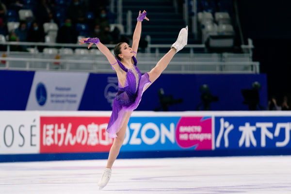 Камила Валиева выступает с короткой программой на этапе Гран-при в Сочи