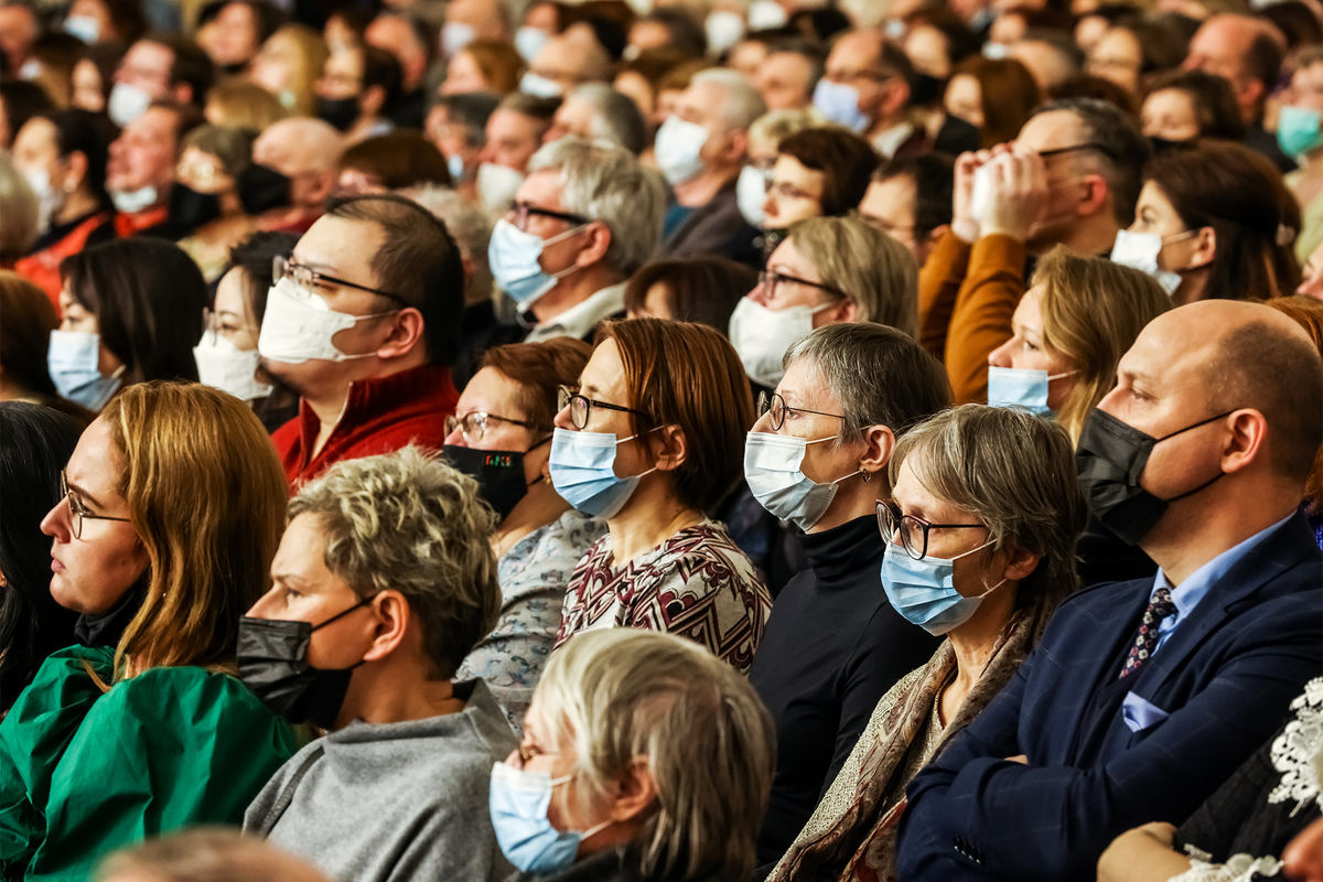 Зрители во время концерта в зале академической филармонии имени Д.Д.Шостаковича в масках, Санкт-Петербург, 2022 год 