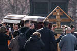 Погрузка в катафалк гроба с телом лидера ЛДПР Владимира Жириновского у храма Христа Спасителя в Москве, 8 апреля 2022 года
