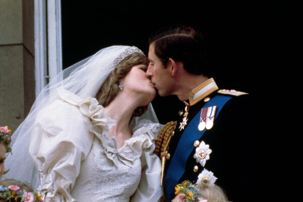 Принц и принцесса Уэльские на&nbsp;балконе Букингемского дворца в&nbsp;день свадьбы, 1981&nbsp;год