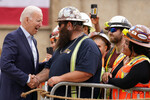 Президент США Джо Байден общается с рабочими в рамках встречи по поводу расширения линии метро D в Лос-Анджелесе, 2022 год