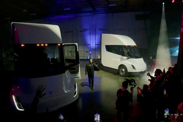 Мероприятие, посвященное отправке первых грузовиков Tesla Semi заказчикам, 1&nbsp;декабря 2022&nbsp;года