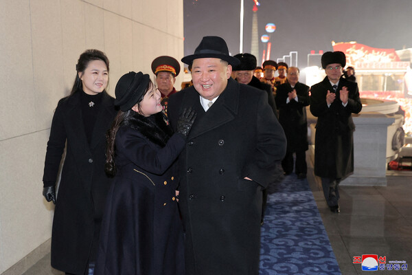 Ким Чен Ын, его жена Ли Соль Чжу (слева) и их дочь Ким Чжу Э на&nbsp;военном параде в&nbsp;честь 75-летия Корейской народной армии на&nbsp;площади Ким Ир Сена в&nbsp;Пхеньяне, Северная Корея, 8&nbsp;февраля 2023&nbsp;года