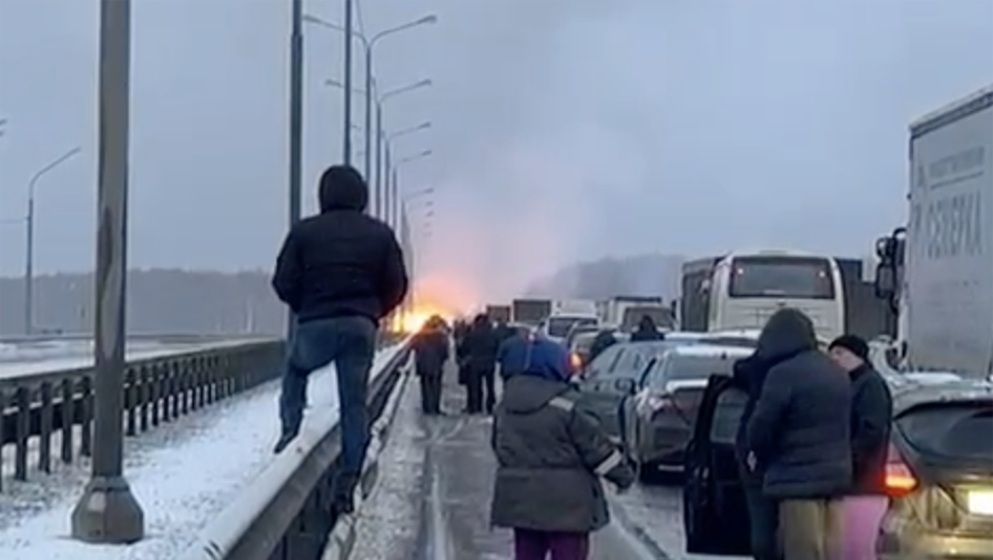 Грузовик с зажигалками загорелся после ДТП в Подмосковье