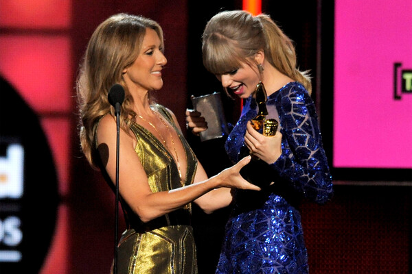 Селин Дион (слева) вручает награду «Артист года Billboard» Тейлор Свифт на&nbsp;церемонии Billboard Music Awards в&nbsp;MGM Grand Garden Arena, май 2013&nbsp;года
