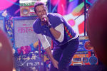 Лидер группы Coldplay Крис Мартин выступает на церемонии American Music Awards 2015