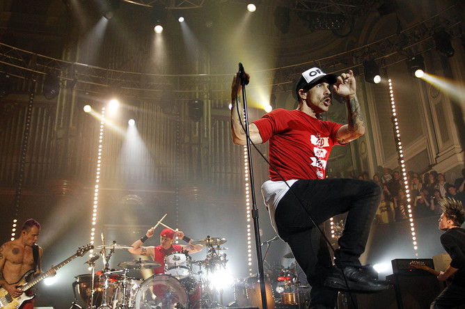 Вокалист группы Red Hot Chili Peppers Энтони Кидис во время концерта в Белфасте в 2011 году