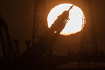 Во время вывоза ракеты-носителя «Союз-ФГ» с транспортным пилотируемым кораблем «Союз МС-07» из монтажно-испытательного корпуса на стартовую площадку космодрома Байконур