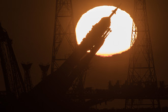 Во время вывоза ракеты-носителя «Союз-ФГ» с транспортным пилотируемым кораблем «Союз МС-07» из монтажно-испытательного корпуса на стартовую площадку космодрома Байконур