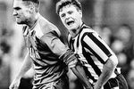Винни Джонс хватает за промежность Пола Гаскойна во время футбольного матча, 1987 год