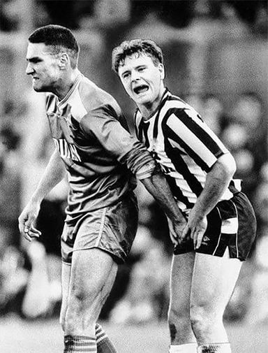 Винни Джонс хватает за&nbsp;промежность Пола Гаскойна во время футбольного матча, 1987 год