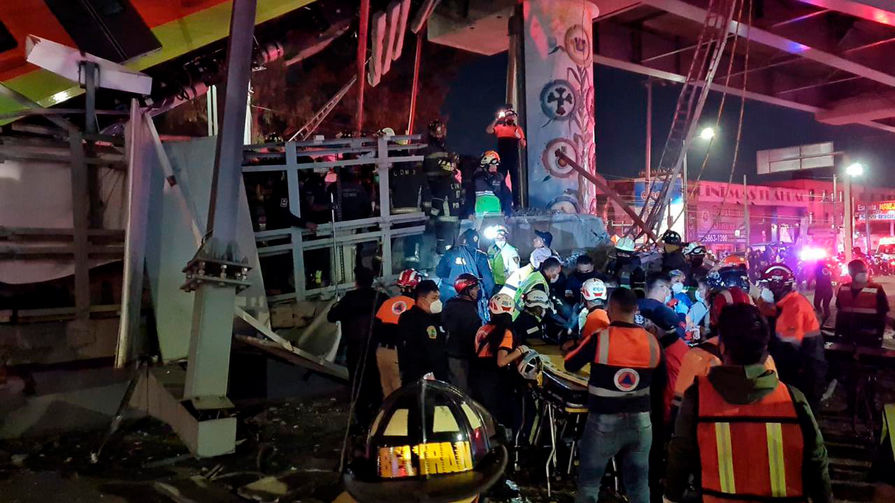 Работа экстренных служб на месте обрушения метромоста в Мехико, 3 мая 2021 года