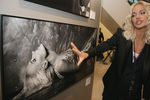 Наталья Ионова (Глюкоза) на открытии персональной выставки фотографа Владимира Широкова «Черно-белое. Звезды», 2009 год