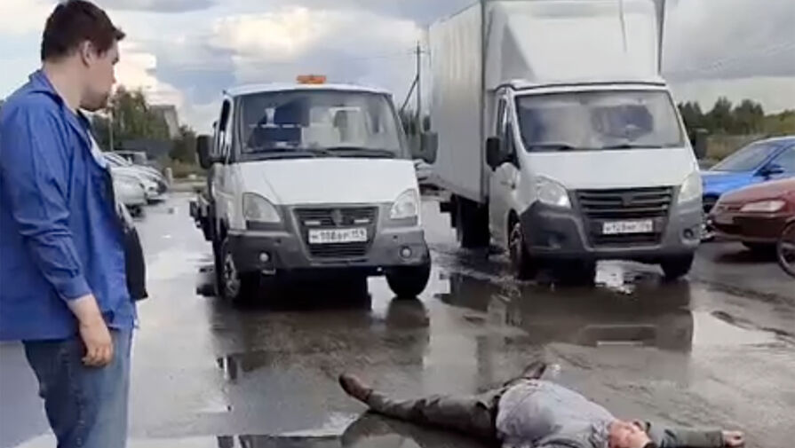 На Урале засняли мужчину, который лег на дорогу, чтобы остановить эвакуатор